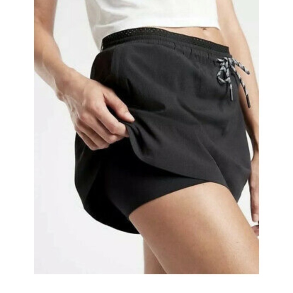 Athletica Crest skort size 6 color black with pockets it has shorts underneath